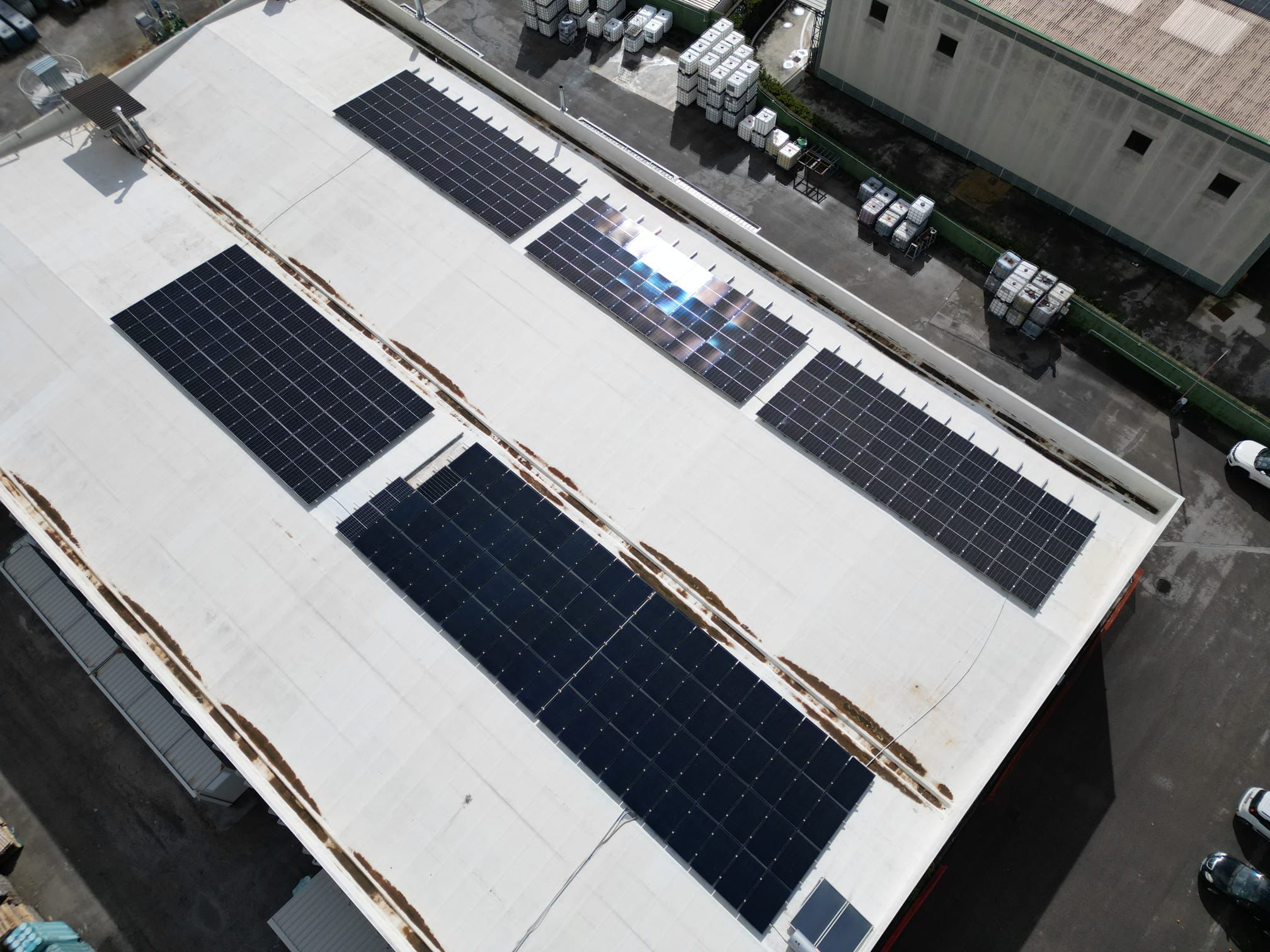 Dettaglio stringhe fotovoltaiche su copertura industriale