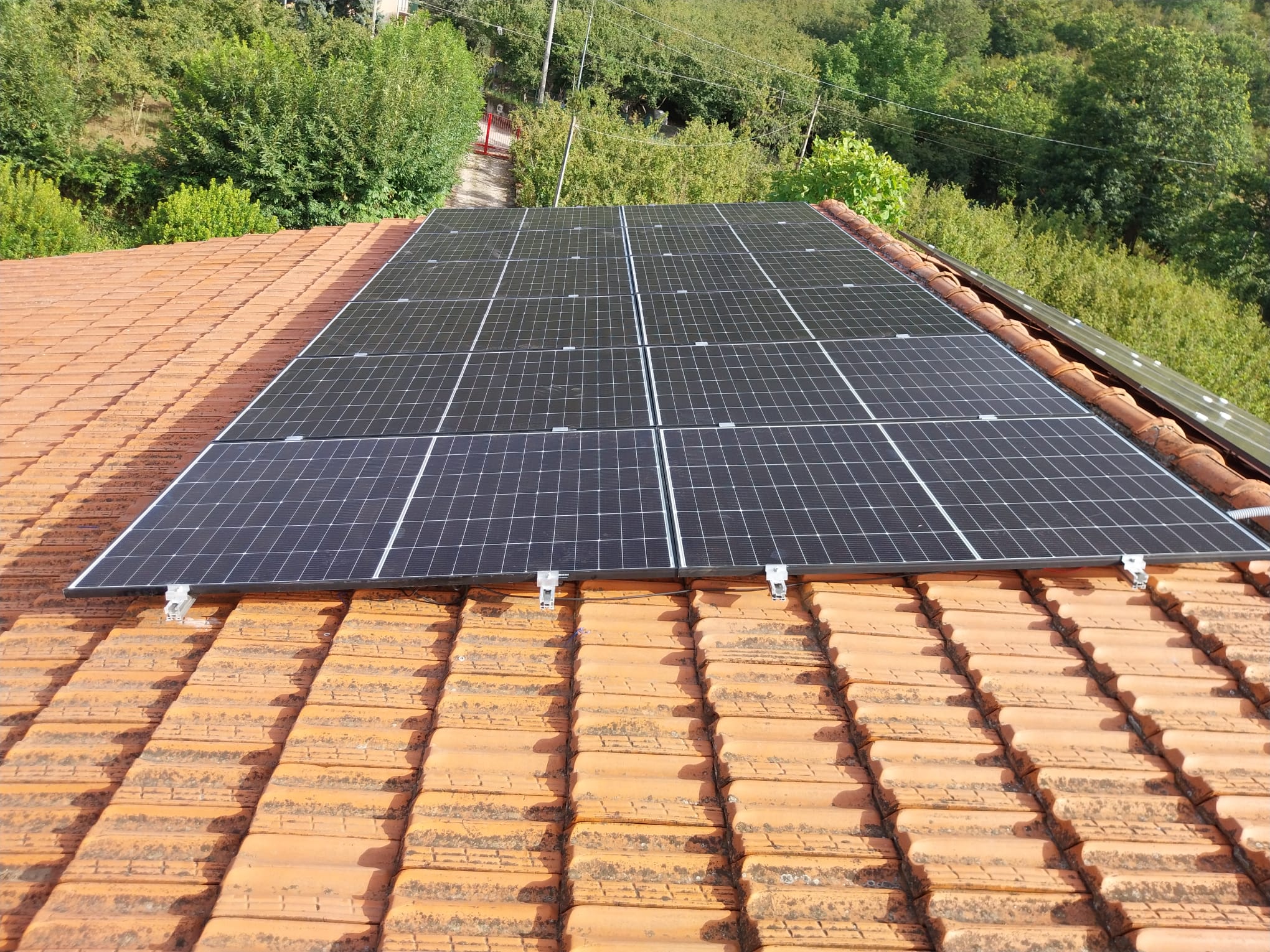 Dettaglio delle stringhe fotovoltaiche in copertura