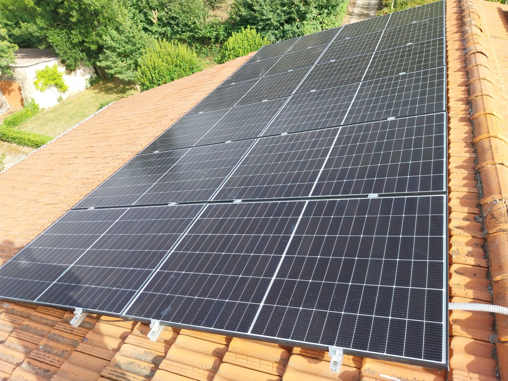Impianto fotovoltaico su falda con vista sul verde circostante