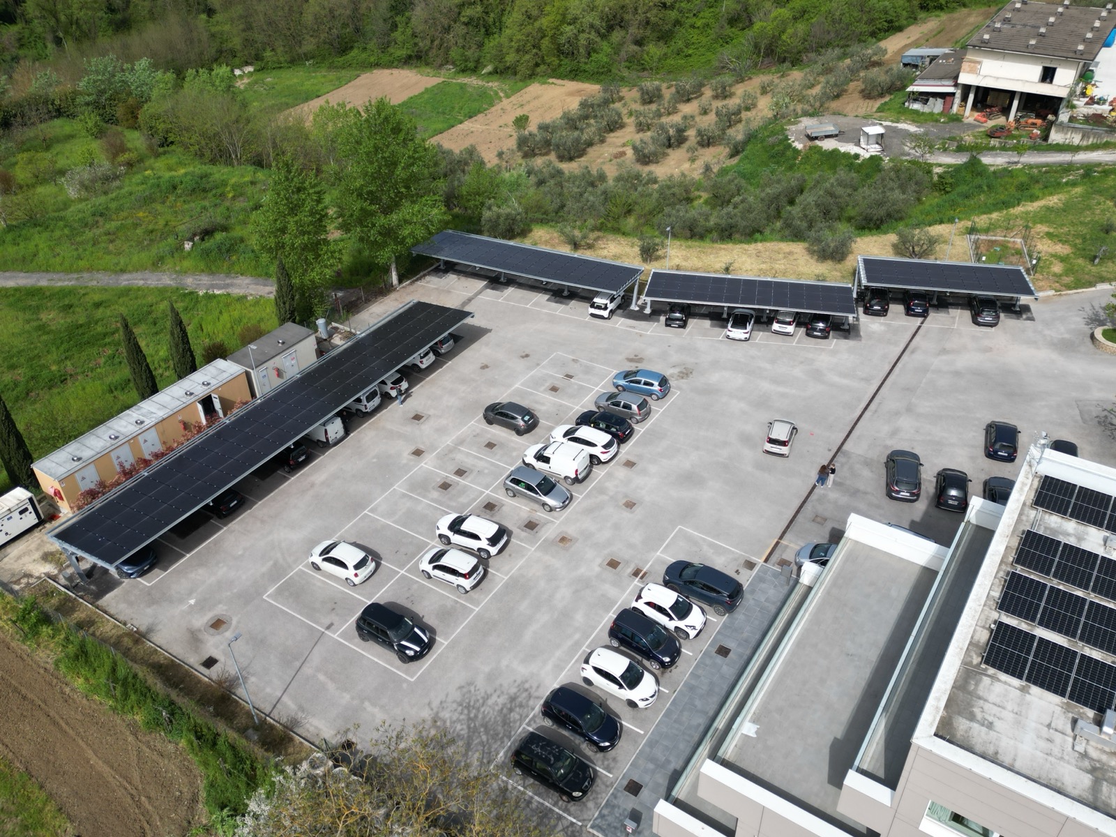 Vista panoramica pensiline fotovoltaiche e parcheggio