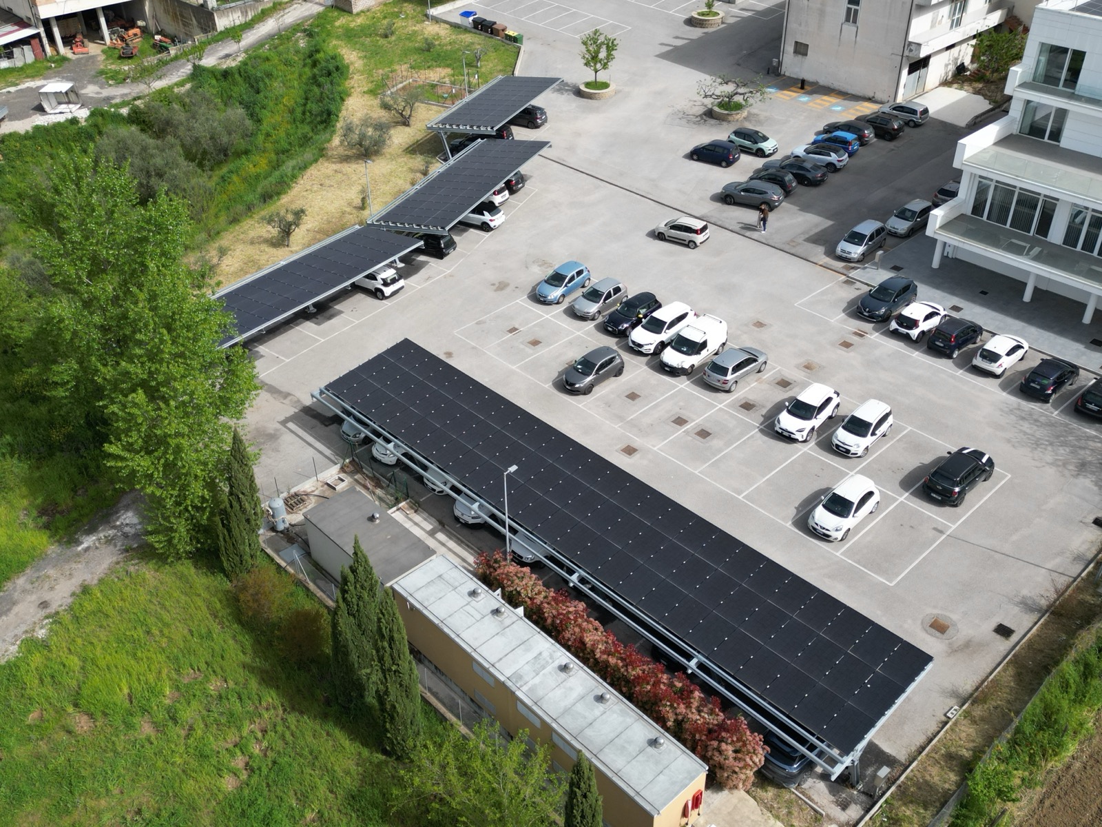 Pensiline carport con auto parcheggiate